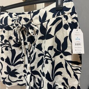Time and Tru Navy and White Floral Pull-On Shorts